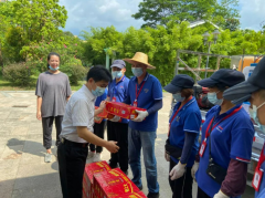 德晟集團(tuán)董事長駱志凌帶隊(duì)慰問一線，為基層員工“送清涼”